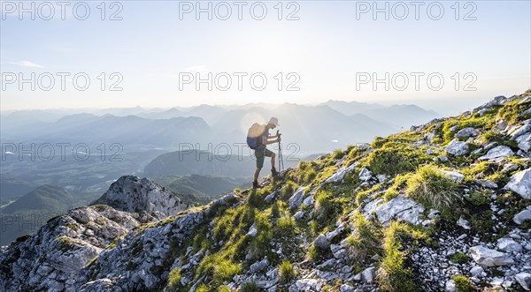 Mountaineers at the summit of the Scheffauer in the atmospheric evening light