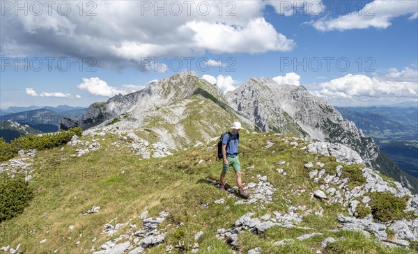 Mountaineers crossing the Hackenkoepfe