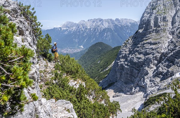 Climbers ascending to the Upper Wettersteinspitze