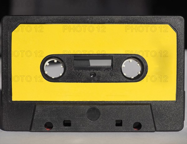 Magnetic tape cassette