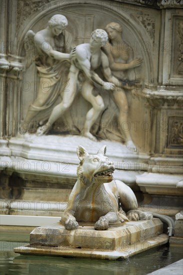 Sculptures at Fonte Gaia in Piazza del Campo