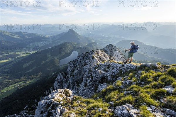 Mountaineers at the summit of the Scheffauer in the atmospheric evening light