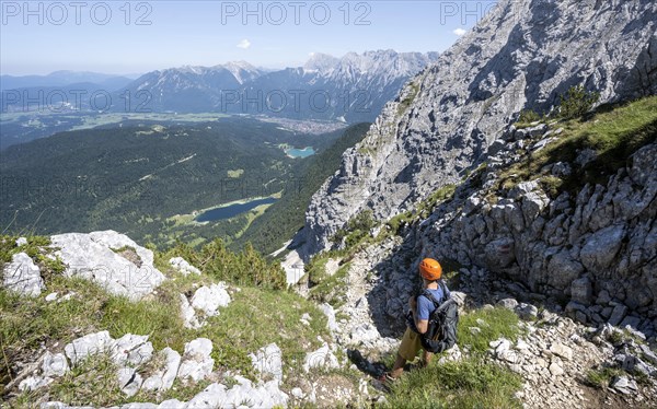 Mountaineers climbing the Obere Wettersteinspitze