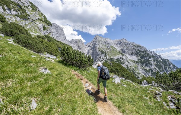 Mountaineers climbing the Hackenkoepfe