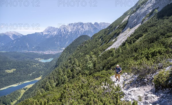 Mountaineers climbing the Obere Wettersteinspitze