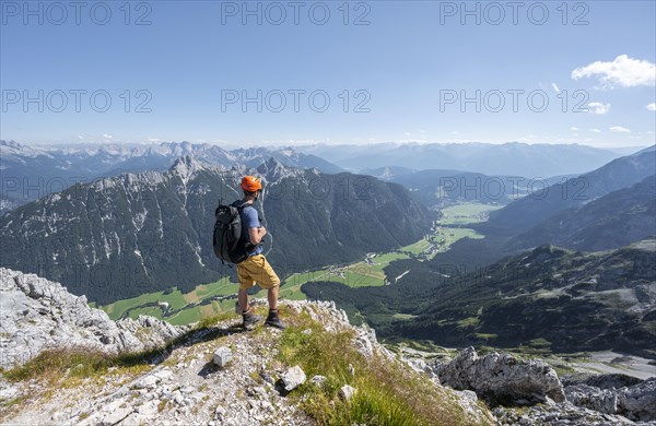 Mountaineer at the summit of the Obere Wettersteinspitze