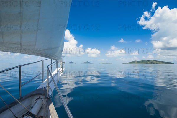 Sailing in the very flat waters of the Mamanuca islands