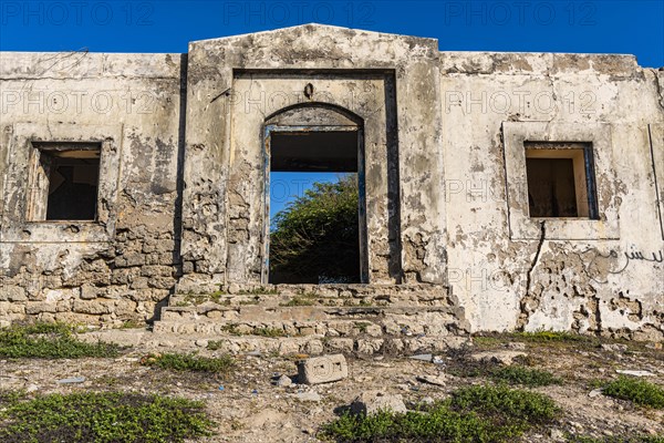 Dilapidated Yemeni-style mud-brick structures