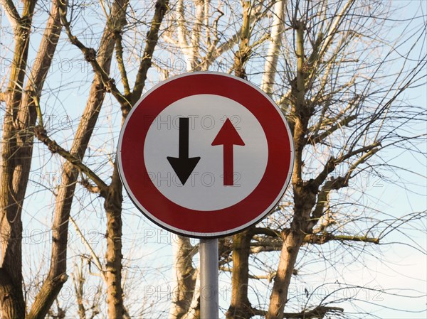 Two way traffic sign