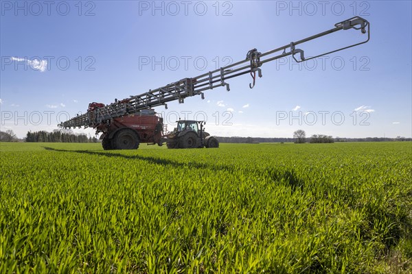 Fertiliser spreading with tractor brand Fendt 724 with 240 HP as well as fertiliser spreader Rauch Aero AGT