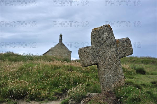 Stone cross and the Saint-Samson chapel at Landunvez