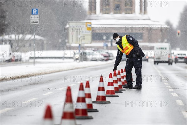 Customs check on the Strasse des 17. Juni in Berlin