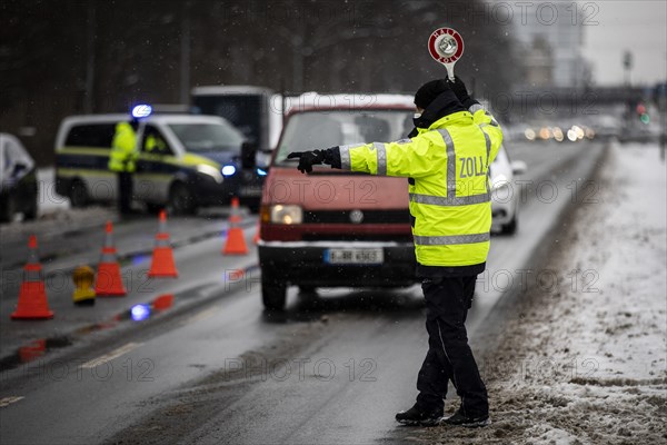 Customs check on the Strasse des 17. Juni in Berlin