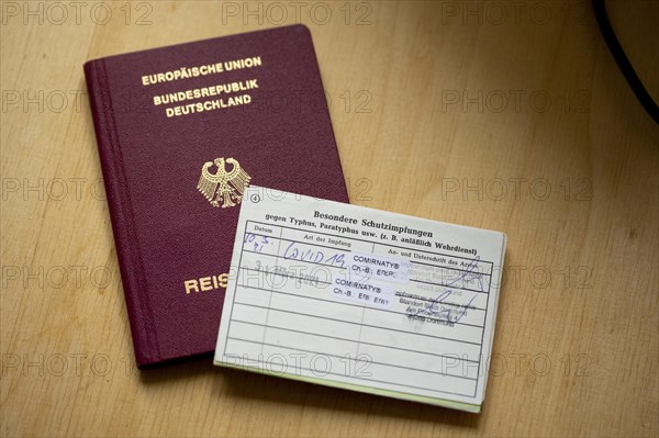 Passport and proof of Corona vaccination with the vaccine Comirnaty from Biontech Pfizer