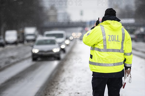 Customs check on the Strasse des 17. Juni in Berlin