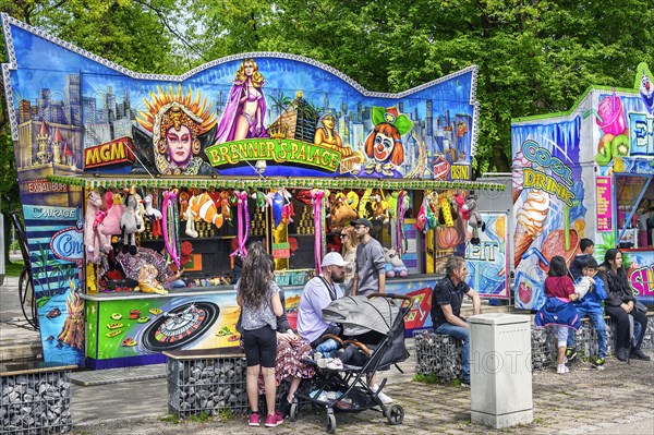 Fairground stall where you can win Stofftire by throwing balls at tin cans