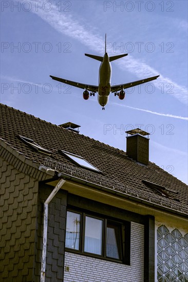 Flight path over residential areas at Duesseldorf Airport