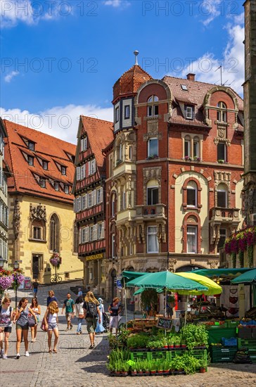 Street scene with market hustle and bustle on the Holzmarkt in front of the collegiate church