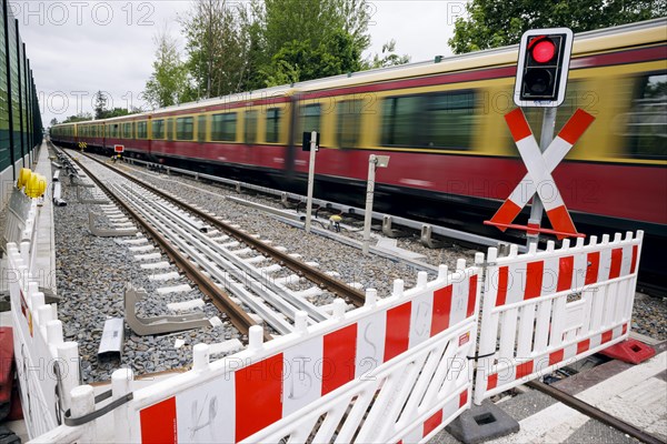 Symbolic photo on the subject of railway infrastructure. A barrier of a construction site stands on a newly built track at Lichtenrade station. In the background