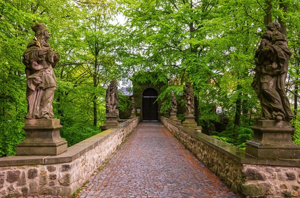 Access and main entrance to Hrad Valdstejn