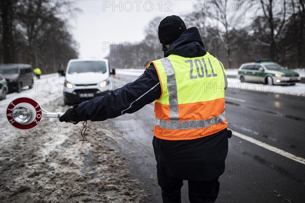 Customs check on the Strasse des 17. Juni in Berlin