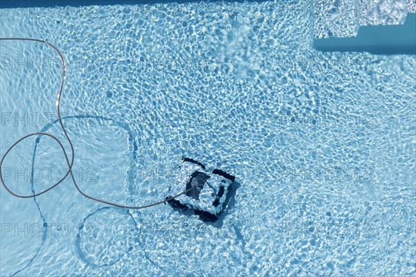 Cleaning robot in a swimming pool