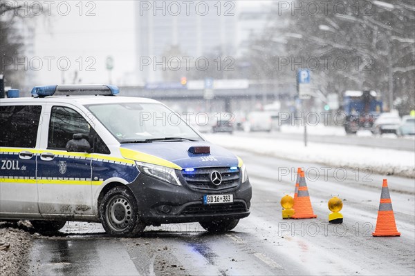 Customs check on the Strasse des 17. Juni in Berlin