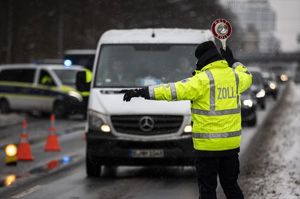 Customs check on the Strasse des 17. Juni in Berlin