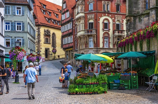 Street scene with market hustle and bustle on the Holzmarkt in front of the collegiate church