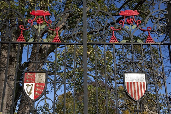 Gate with coat of arms of Christ Church College of the Oxford University