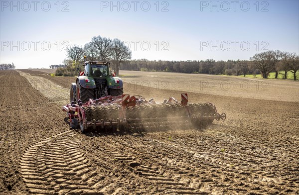 Soil cultivation for maize sowing with tractor Fendt 1050