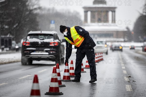 Customs check on the Strasse des 17. Juni in Berlin