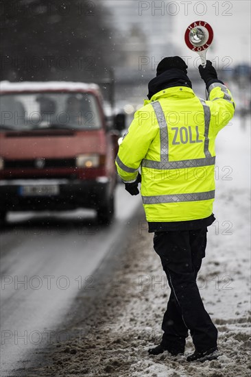 Customs check on the Strasse des 17. Juni in Berlin