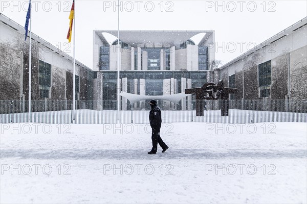 A policeman stands in front of the Federal Chancellery in front of the federal-state agreement on the further procedure of the Corona restrictions