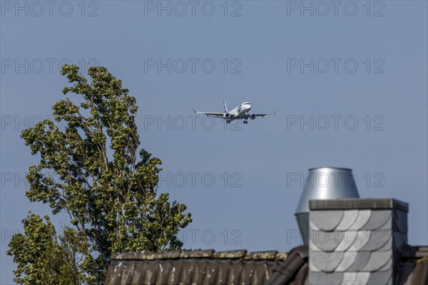 Approach path over residential areas at Duesseldorf Airport