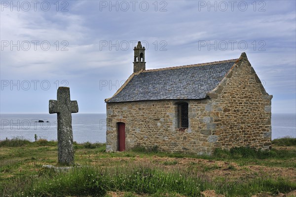 Stone cross and the Saint-Samson chapel at Landunvez