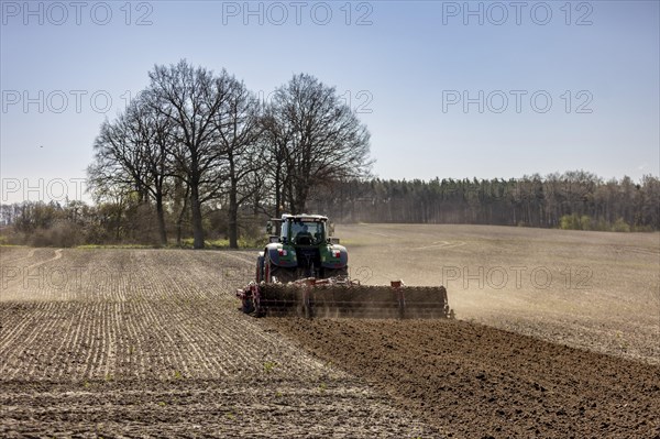 Soil cultivation for maize sowing with tractor Fendt 1050