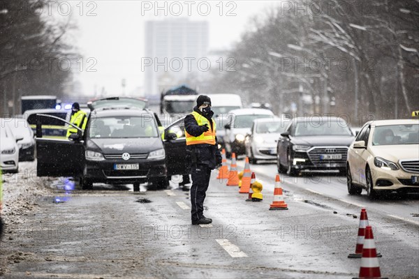 Customs check on the Strasse des 17. Juni in Berlin