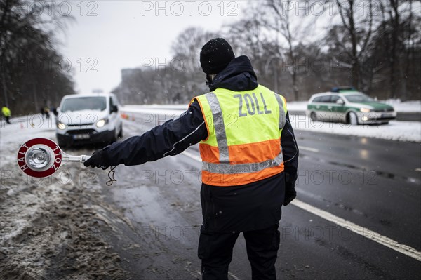 Customs check on the Strasse des 17. Juni in Berlin