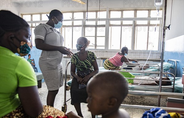 Nurse advises mother with young patient at Princess Christian Hospital in Sierra Leone