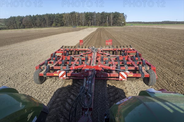 Soil cultivation for maize sowing with tractor Fendt 1050