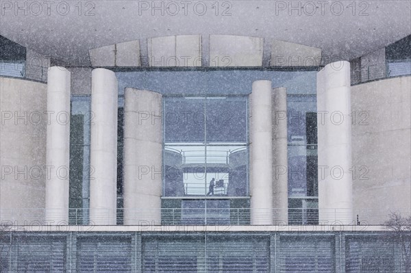 A person with files stands out in the Federal Chancellery in front of the Federal-Laender on the further procedure of the Corona restrictions