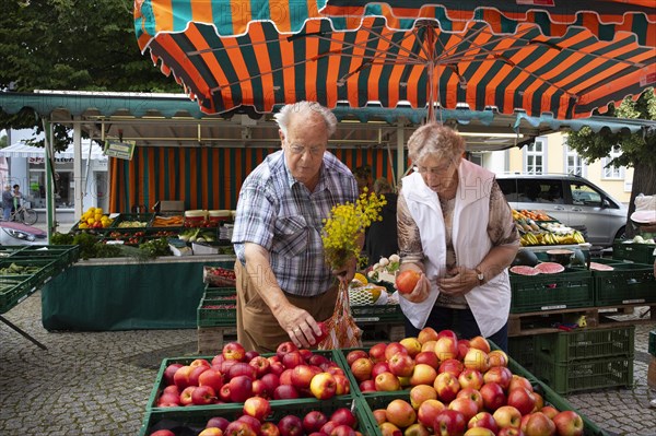 Weekly market in Greussen