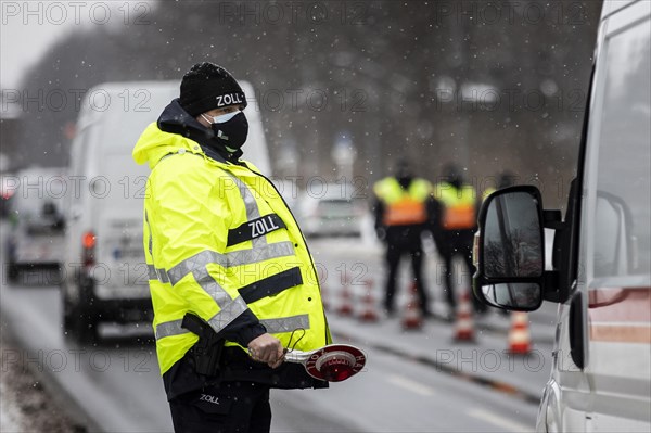 Customs check on the Strasse des 17. Juni in Berlin