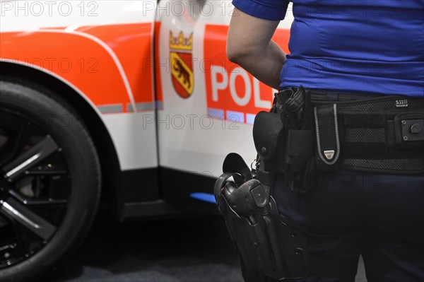 Symbol photo policewoman with pistol