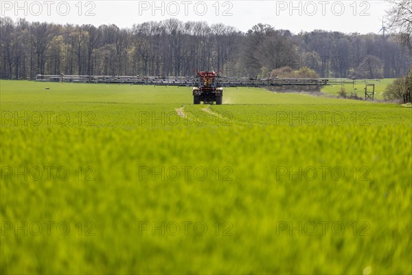 Fertiliser spreading with tractor brand Fendt 724 with 240 HP as well as fertiliser spreader Rauch Aero AGT