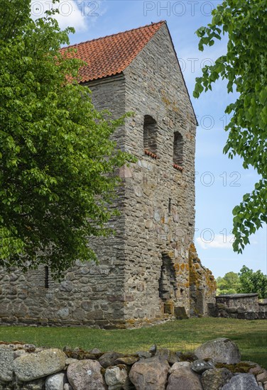 Nedraby church ruin