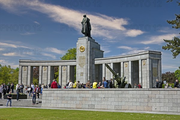 Visitors to the Soviet Memorial on the Strasse des 17. Juni