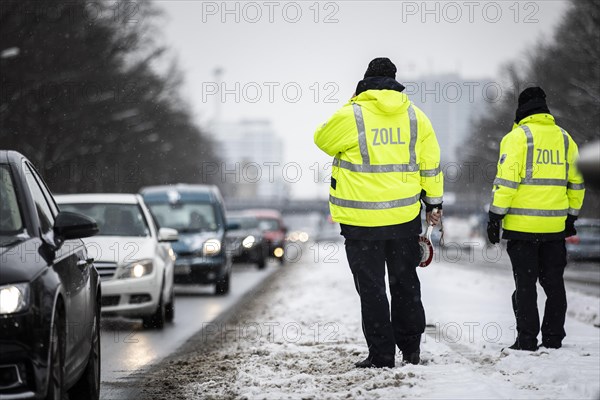 Customs check on the Strasse des 17. Juni in Berlin