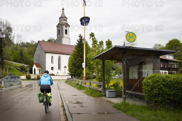 Woman with an ebike in the countryside in Niedersonthofen.